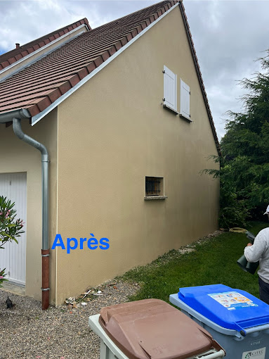 Nettoyage de façade d’une maison au nettoyeur haute pression