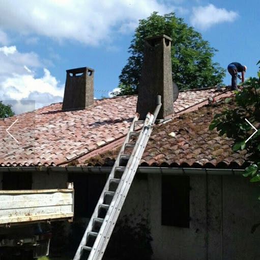 Gouttière en zinc sur toiture traditionnelle