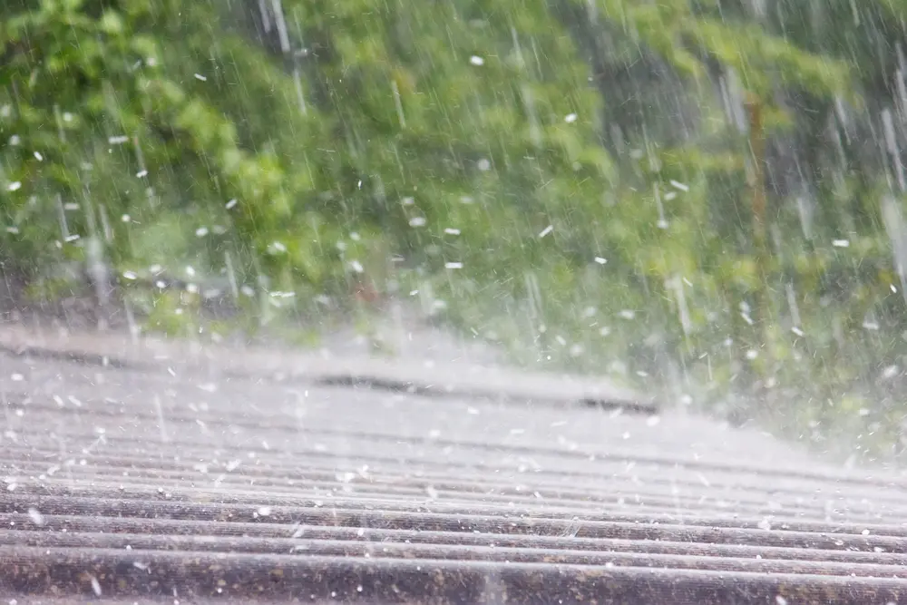 Fuite de toiture avec infiltration d’eau dans une maison